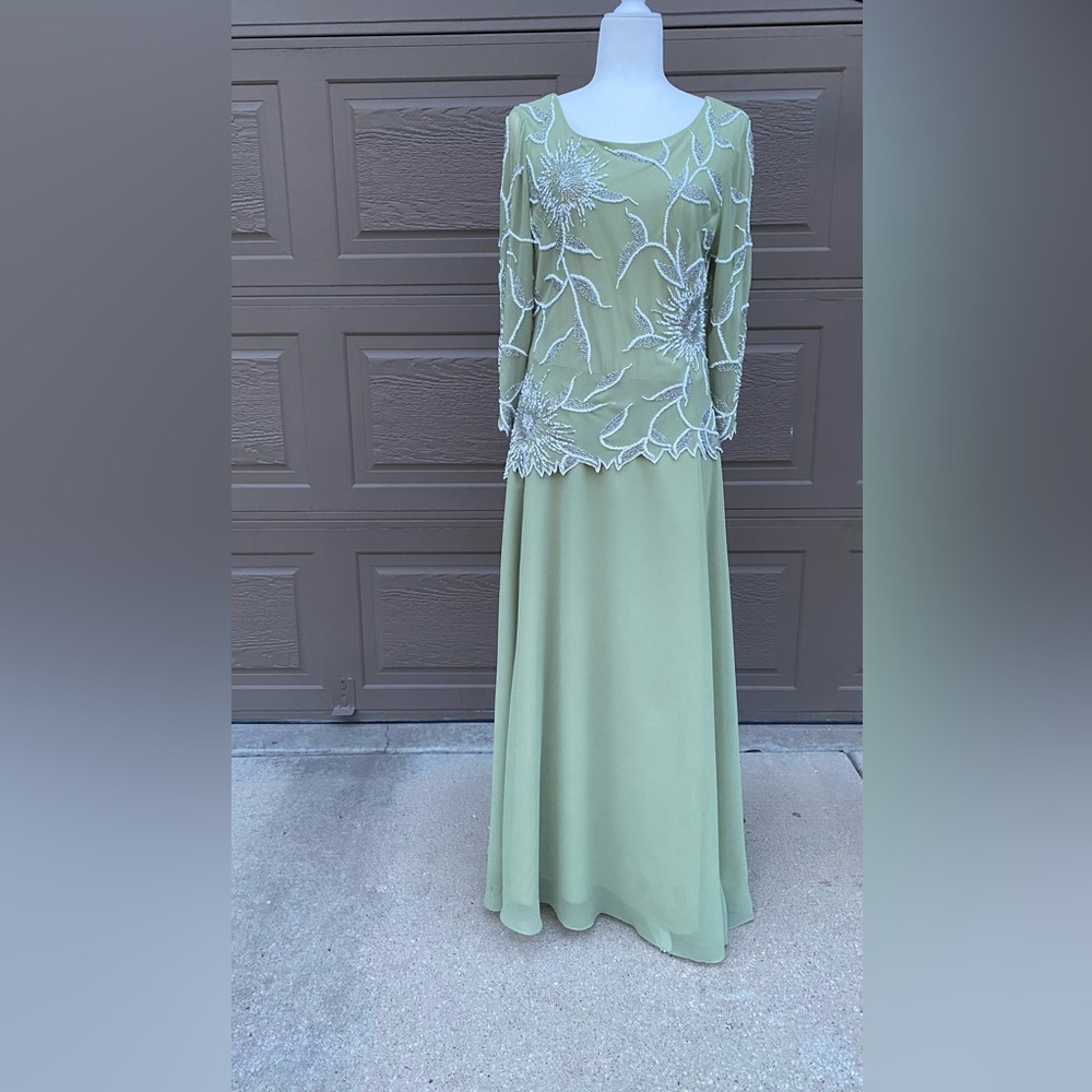 J Kara Women's Scoop Neck with 3/4 Sleeve Beaded Top Long Formal Dress